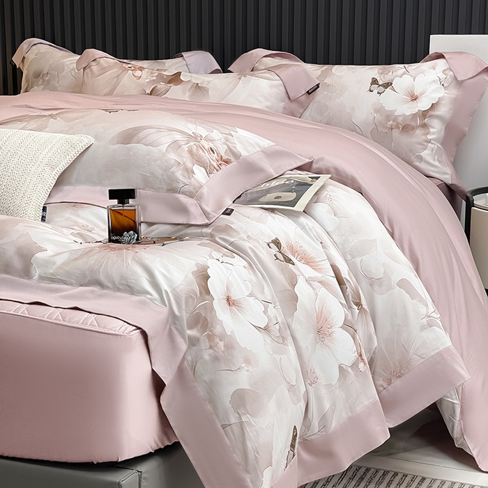 91家纺网 家纺一手货源 找家纺 2025夏季A类母婴级天丝棉印花四件套纯棉全棉高端数码印花丝滑裸睡长绒棉被套真丝床上用品 蝶织梦-粉