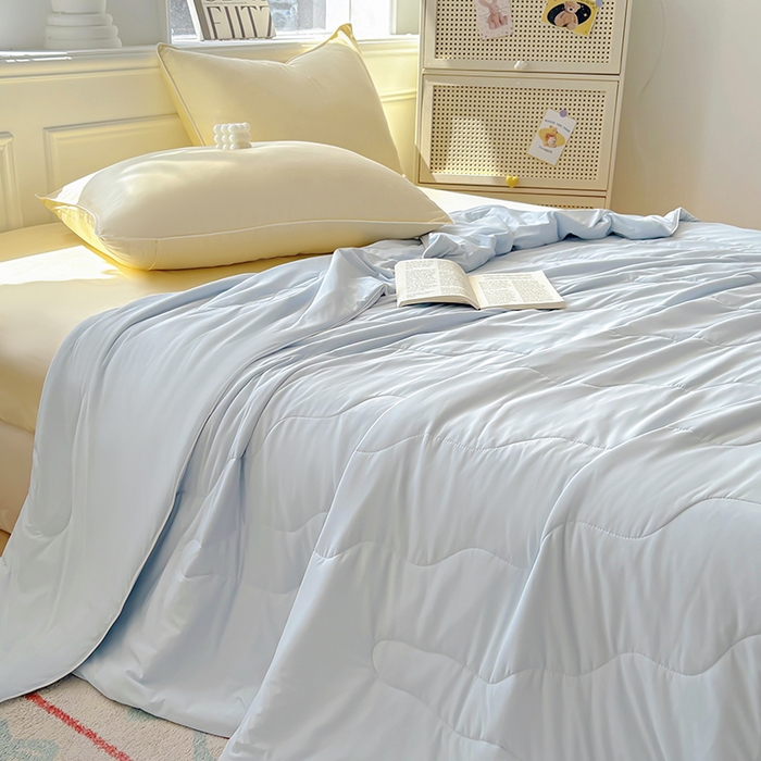 91家纺网 家纺一手货源 找家纺 百寐 2025新款A类160克88%锦纶+12%氨纶锦氨夏被纯色夏凉被空调被 浅蓝