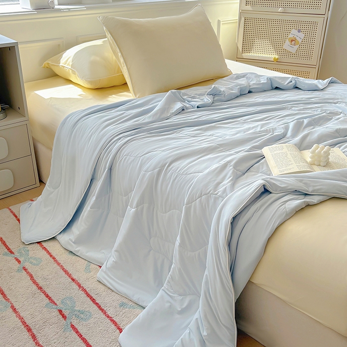 91家纺网 家纺一手货源 找家纺 百寐 2025新款A类160克88%锦纶+12%氨纶锦氨夏被纯色夏凉被空调被 浅蓝