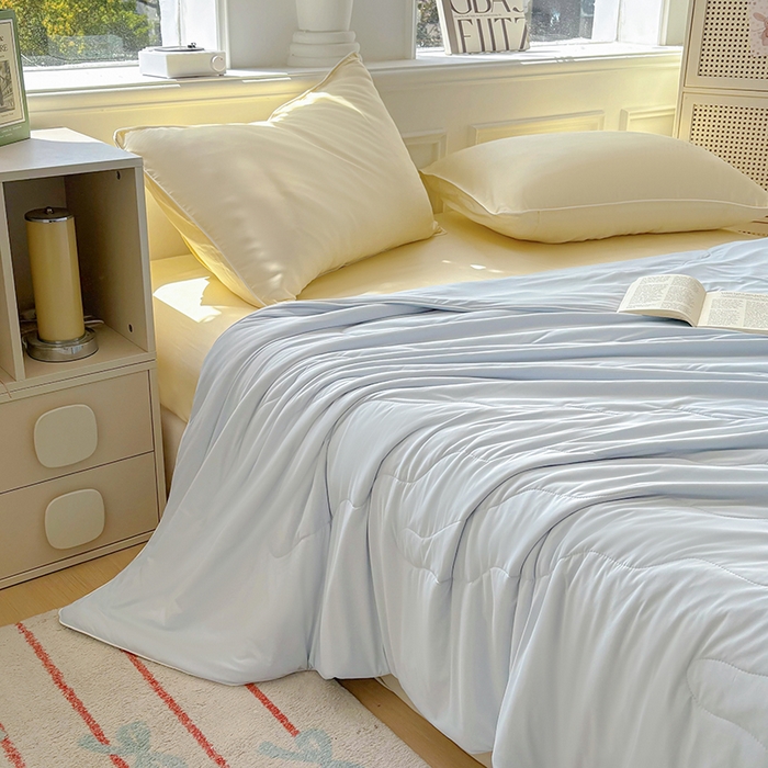 91家纺网 家纺一手货源 找家纺 百寐 2025新款A类160克88%锦纶+12%氨纶锦氨夏被纯色夏凉被空调被 浅蓝