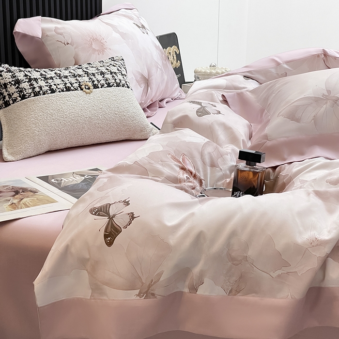 91家纺网 家纺一手货源 找家纺 2025夏季A类母婴级天丝棉印花四件套纯棉全棉高端数码印花丝滑裸睡长绒棉被套真丝床上用品 蝶织梦-粉