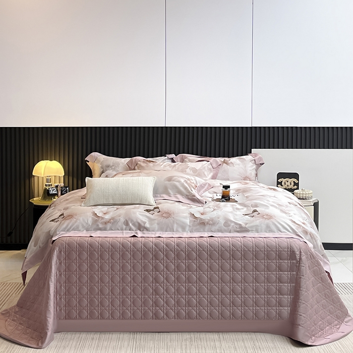 91家纺网 家纺一手货源 找家纺 2025夏季A类母婴级天丝棉印花四件套纯棉全棉高端数码印花丝滑裸睡长绒棉被套真丝床上用品 蝶织梦-粉