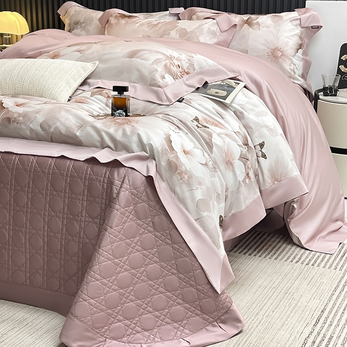 91家纺网 家纺一手货源 找家纺 2025夏季A类母婴级天丝棉印花四件套纯棉全棉高端数码印花丝滑裸睡长绒棉被套真丝床上用品 蝶织梦-粉