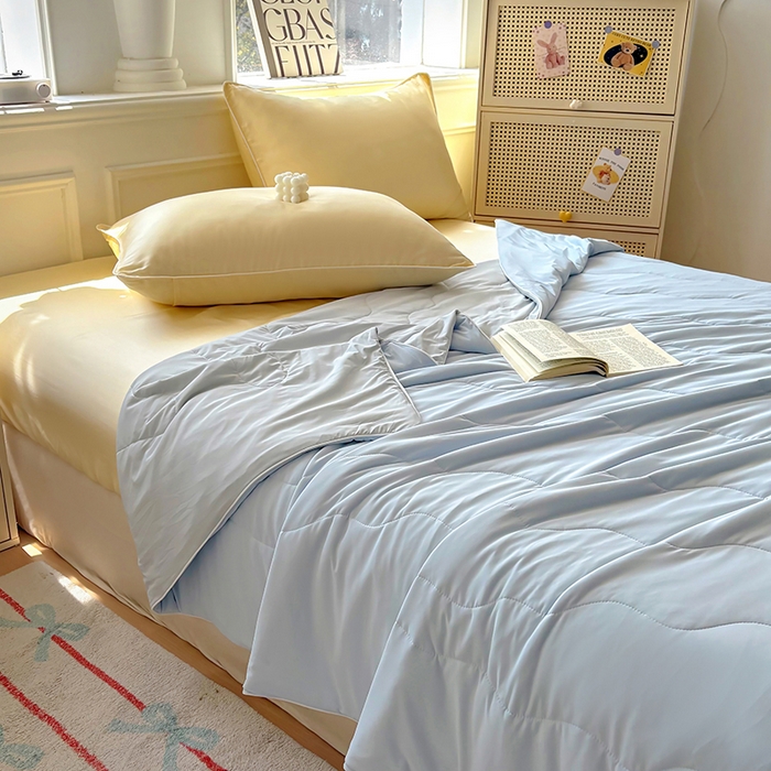 91家纺网 家纺一手货源 找家纺 百寐 2025新款A类160克88%锦纶+12%氨纶锦氨夏被纯色夏凉被空调被 浅蓝+浅灰