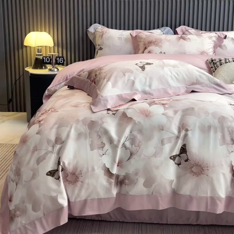 91家纺网 家纺一手货源 找家纺 2025夏季A类母婴级天丝棉印花四件套纯棉全棉高端数码印花丝滑裸睡长绒棉被套真丝床上用品 蝶织梦-粉