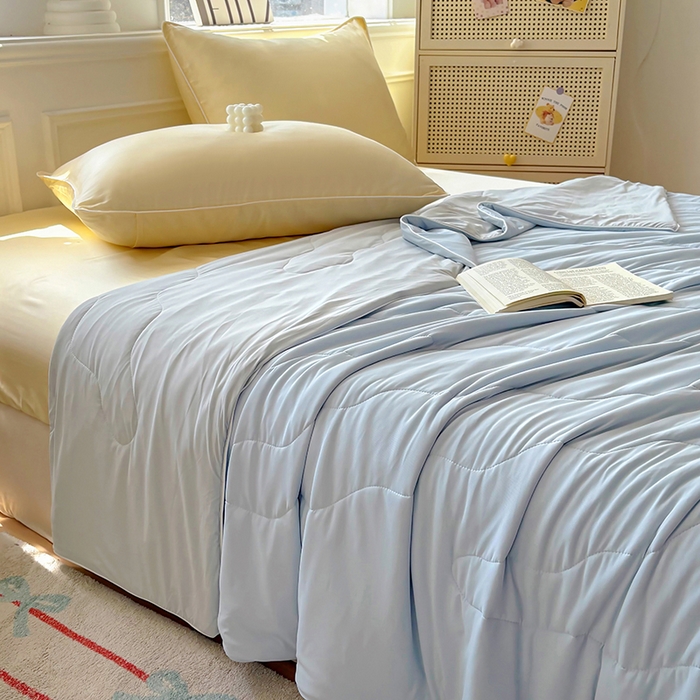 91家纺网 家纺一手货源 找家纺 百寐 2025新款A类160克88%锦纶+12%氨纶锦氨夏被纯色夏凉被空调被 浅蓝+浅灰