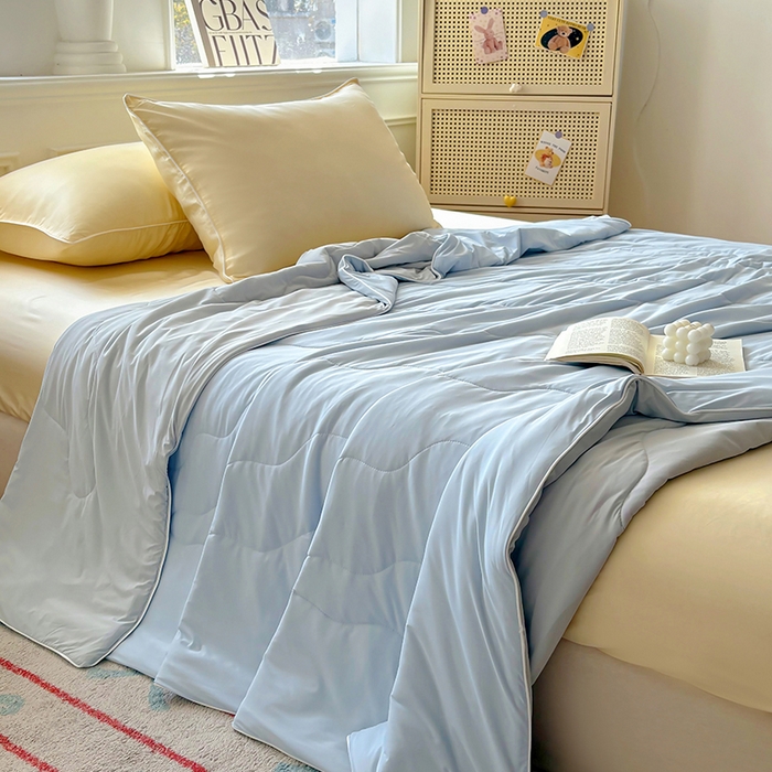 91家纺网 家纺一手货源 找家纺 百寐 2025新款A类160克88%锦纶+12%氨纶锦氨夏被纯色夏凉被空调被 浅蓝+浅灰