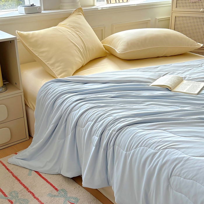 91家纺网 家纺一手货源 找家纺 百寐 2025新款A类160克88%锦纶+12%氨纶锦氨夏被纯色夏凉被空调被 浅蓝+浅灰