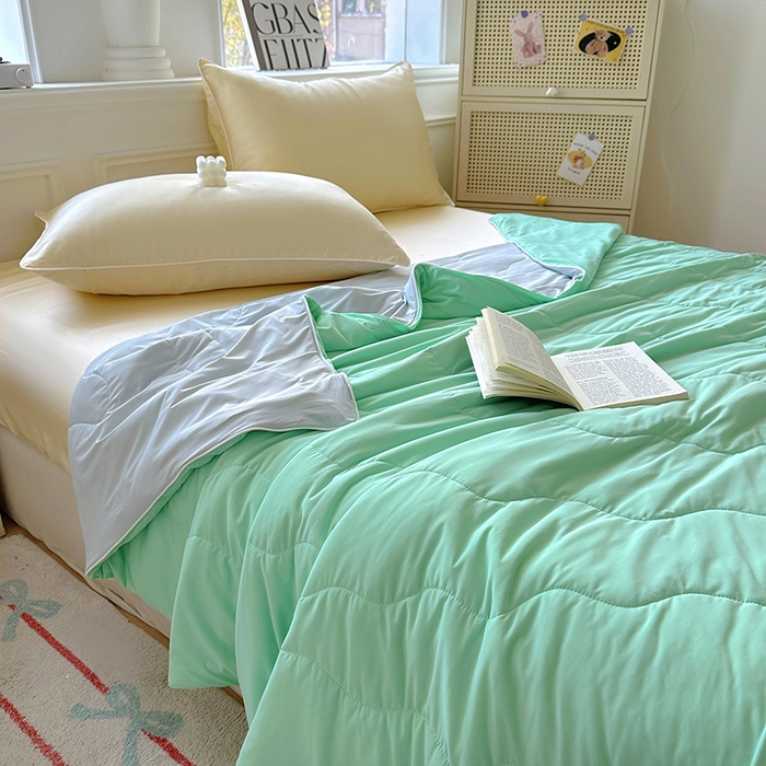 91家纺网 家纺一手货源 找家纺 百寐 2025新款A类160克88%锦纶+12%氨纶锦氨夏被纯色夏凉被空调被 浅绿+灰