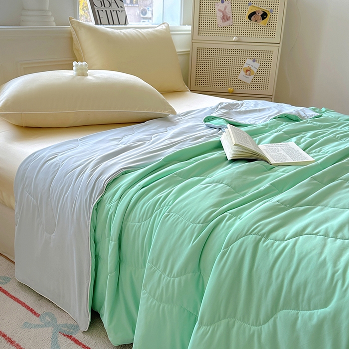 91家纺网 家纺一手货源 找家纺 百寐 2025新款A类160克88%锦纶+12%氨纶锦氨夏被纯色夏凉被空调被 浅绿+灰