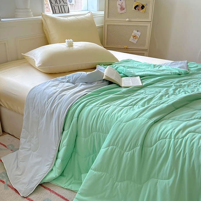 91家纺网 家纺一手货源 找家纺 百寐 2025新款A类160克88%锦纶+12%氨纶锦氨夏被纯色夏凉被空调被 浅绿+灰