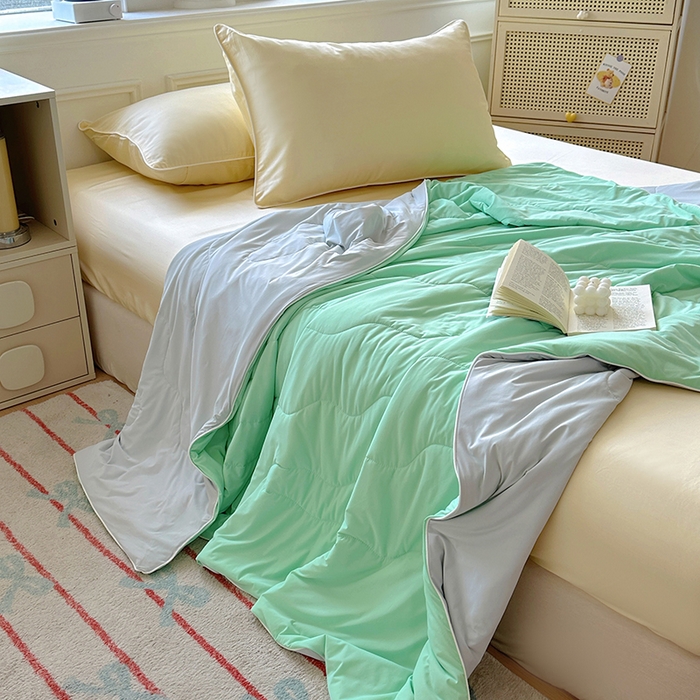 91家纺网 家纺一手货源 找家纺 百寐 2025新款A类160克88%锦纶+12%氨纶锦氨夏被纯色夏凉被空调被 浅绿+灰