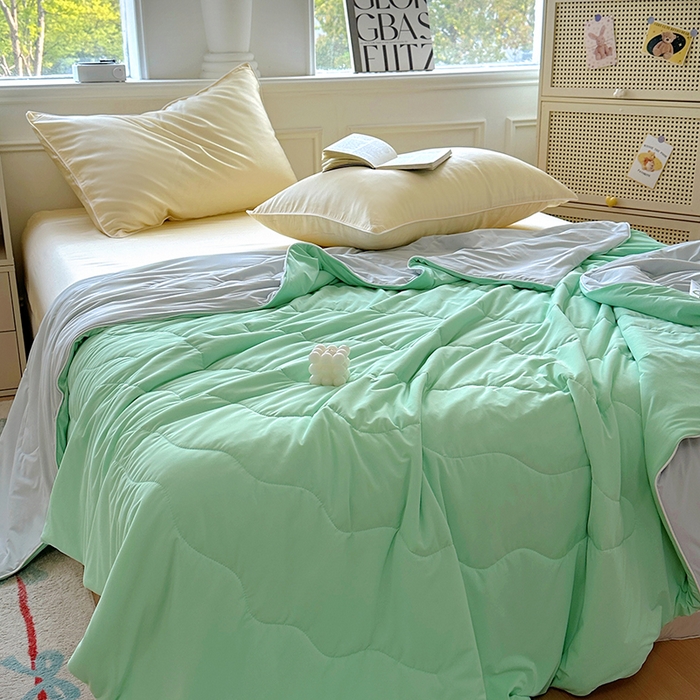 91家纺网 家纺一手货源 找家纺 百寐 2025新款A类160克88%锦纶+12%氨纶锦氨夏被纯色夏凉被空调被 浅绿+灰