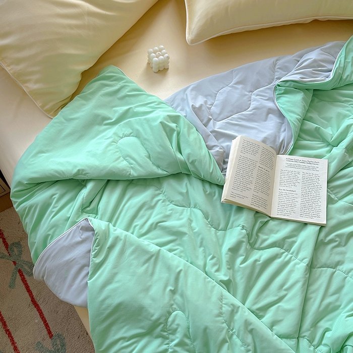 91家纺网 家纺一手货源 找家纺 百寐 2025新款A类160克88%锦纶+12%氨纶锦氨夏被纯色夏凉被空调被 浅绿+灰