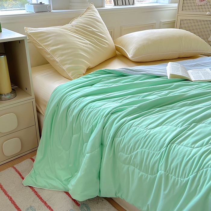 91家纺网 家纺一手货源 找家纺 百寐 2025新款A类160克88%锦纶+12%氨纶锦氨夏被纯色夏凉被空调被 浅绿+灰