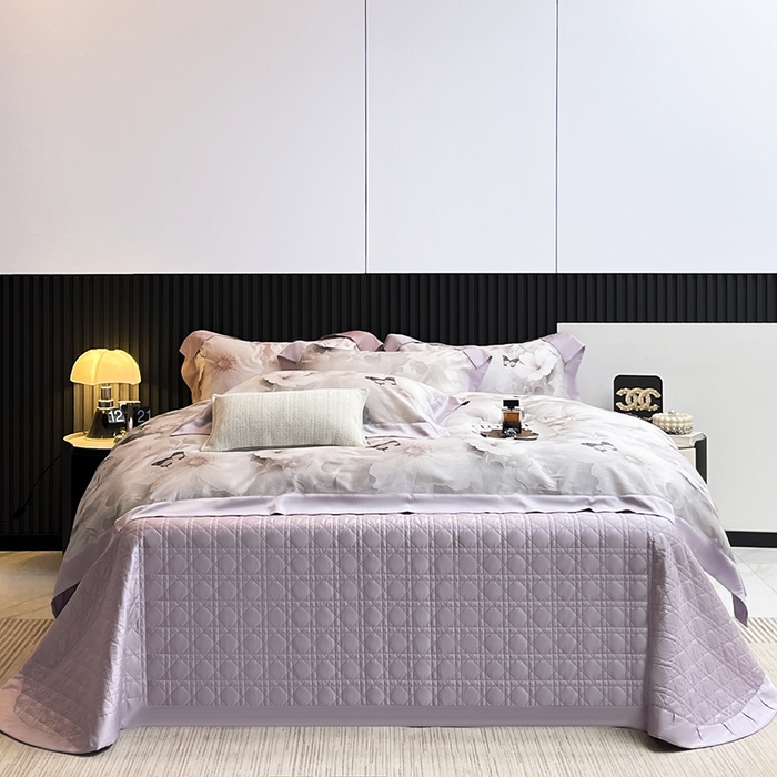 91家纺网 家纺一手货源 找家纺 2025夏季A类母婴级天丝棉印花四件套纯棉全棉高端数码印花丝滑裸睡长绒棉被套真丝床上用品 蝶织梦-紫