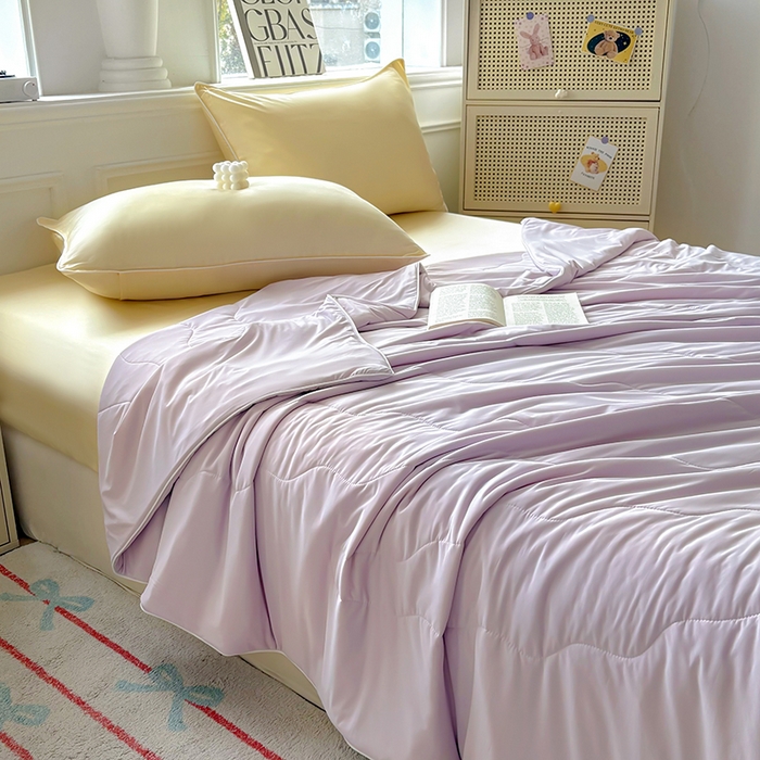 91家纺网 家纺一手货源 找家纺 百寐 2025新款A类160克88%锦纶+12%氨纶锦氨夏被纯色夏凉被空调被 浅紫