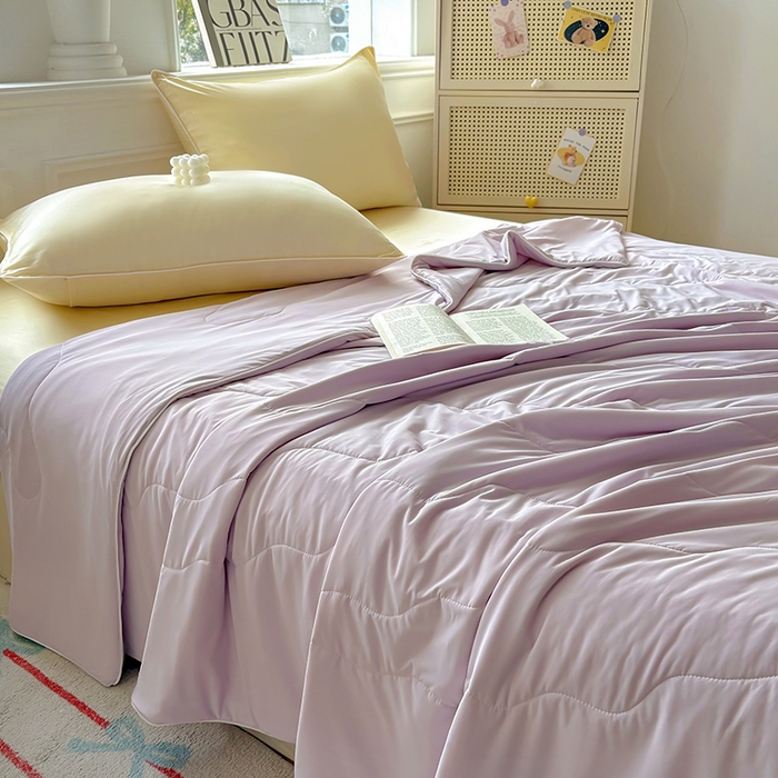 91家纺网 家纺一手货源 找家纺 百寐 2025新款A类160克88%锦纶+12%氨纶锦氨夏被纯色夏凉被空调被 浅紫