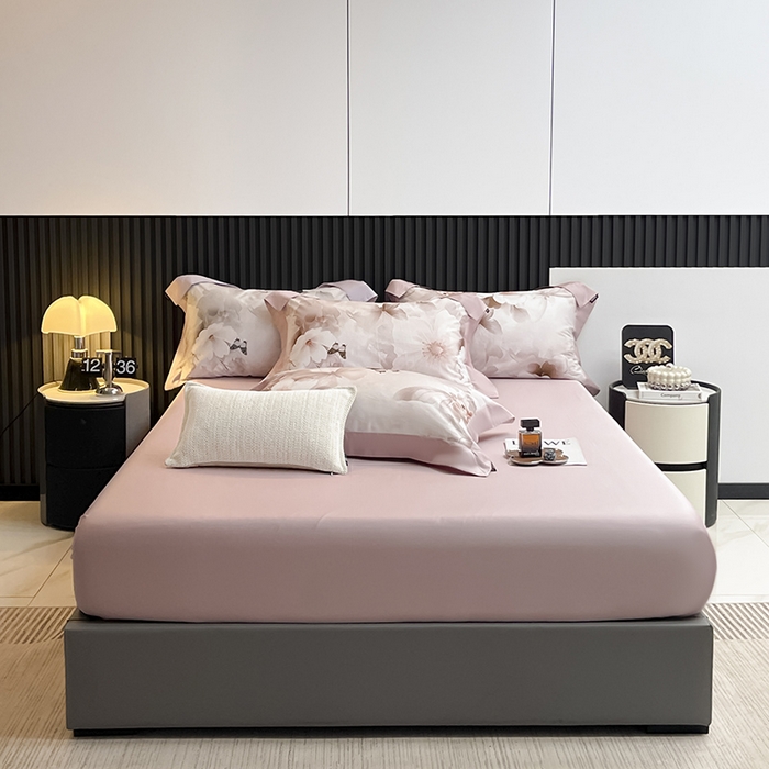 91家纺网 家纺一手货源 找家纺 2025A类母婴级天丝棉夹棉床盖床笠四件套全棉纯棉纯色长绒棉真丝保护罩高级感印花床上用品 蝶织梦-粉