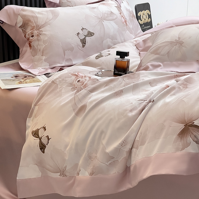 91家纺网 家纺一手货源 找家纺 2025A类母婴级天丝棉夹棉床盖床笠四件套全棉纯棉纯色长绒棉真丝保护罩高级感印花床上用品 蝶织梦-粉