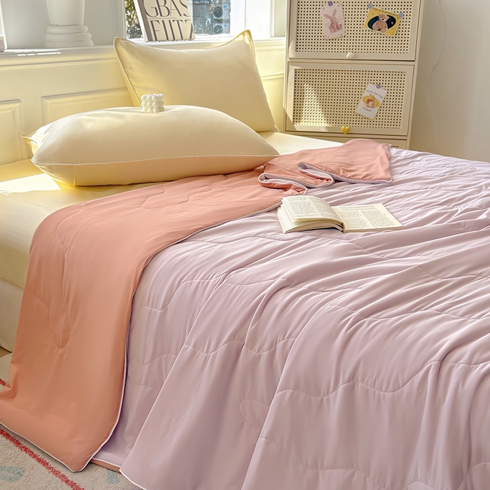 91家纺网 家纺一手货源 找家纺 百寐 2025新款A类160克88%锦纶+12%氨纶锦氨夏被纯色夏凉被空调被 浅紫+深粉