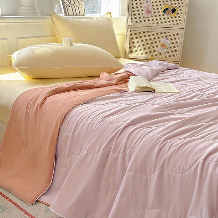 91家纺网 家纺一手货源 找家纺 百寐 2025新款A类160克88%锦纶+12%氨纶锦氨夏被纯色夏凉被空调被 浅紫+深粉