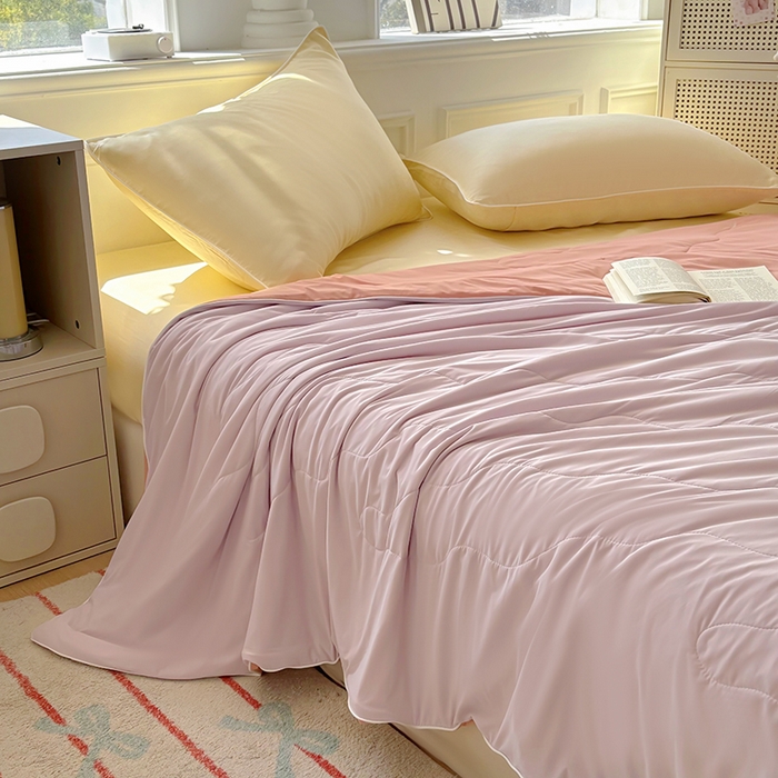 91家纺网 家纺一手货源 找家纺 百寐 2025新款A类160克88%锦纶+12%氨纶锦氨夏被纯色夏凉被空调被 浅紫+深粉