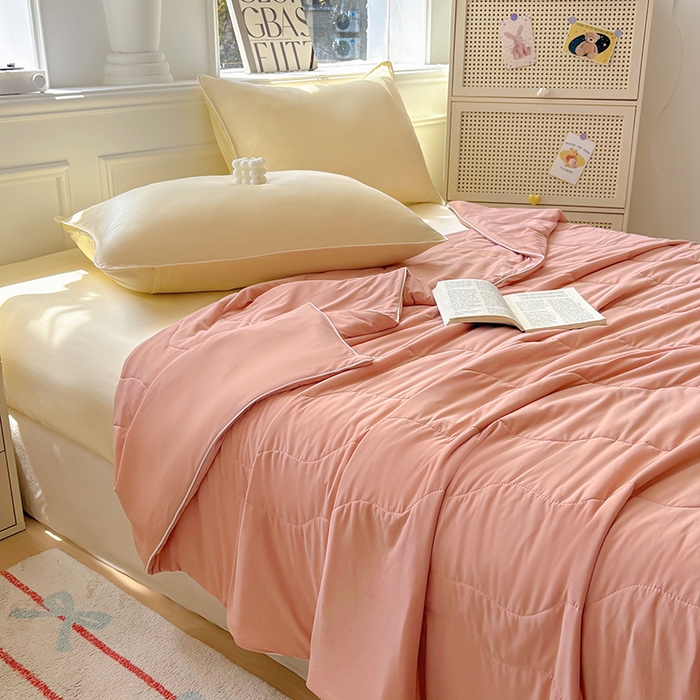 91家纺网 家纺一手货源 找家纺 百寐 2025新款A类160克88%锦纶+12%氨纶锦氨夏被纯色夏凉被空调被 深粉