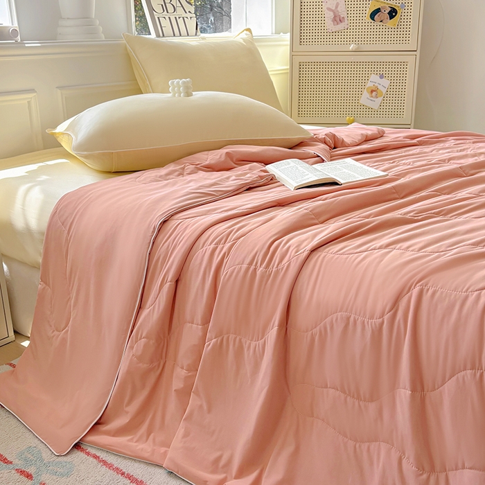 91家纺网 家纺一手货源 找家纺 百寐 2025新款A类160克88%锦纶+12%氨纶锦氨夏被纯色夏凉被空调被 深粉