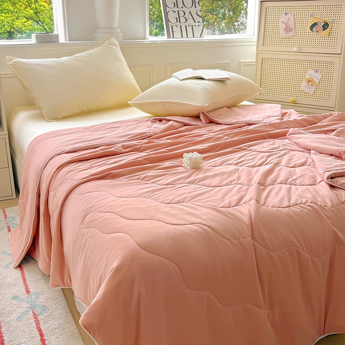 91家纺网 家纺一手货源 找家纺 百寐 2025新款A类160克88%锦纶+12%氨纶锦氨夏被纯色夏凉被空调被 深粉