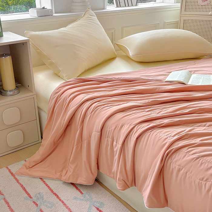 91家纺网 家纺一手货源 找家纺 百寐 2025新款A类160克88%锦纶+12%氨纶锦氨夏被纯色夏凉被空调被 深粉