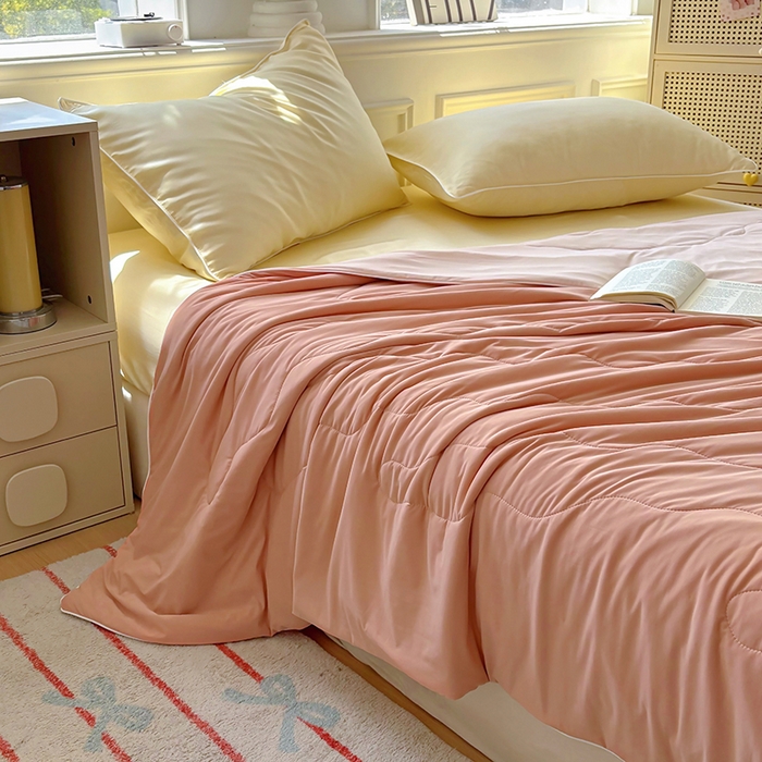 91家纺网 家纺一手货源 找家纺 百寐 2025新款A类160克88%锦纶+12%氨纶锦氨夏被纯色夏凉被空调被 深粉+浅粉