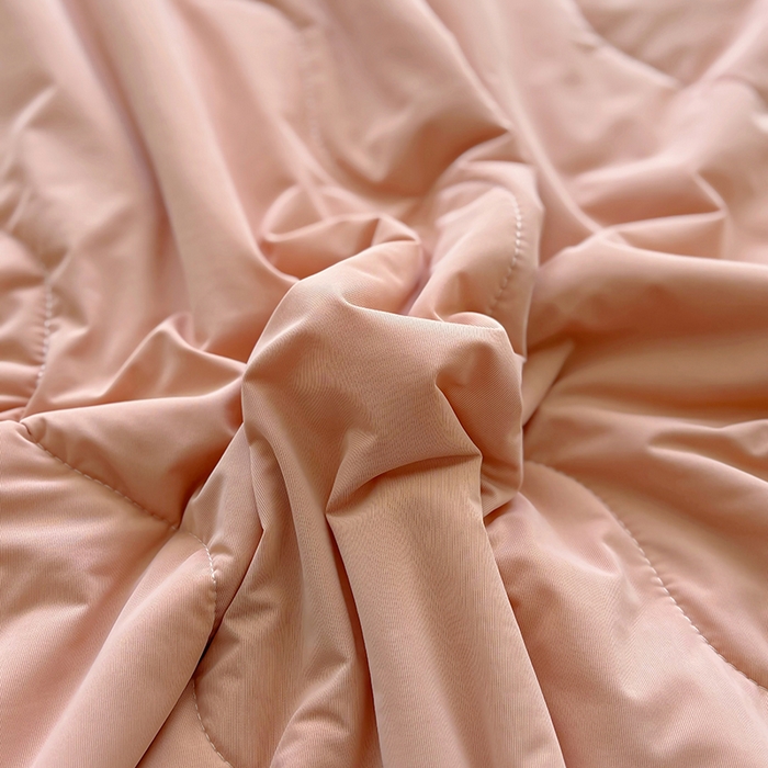 91家纺网 家纺一手货源 找家纺 百寐 2025新款A类160克88%锦纶+12%氨纶锦氨夏被纯色夏凉被空调被 深粉+浅粉