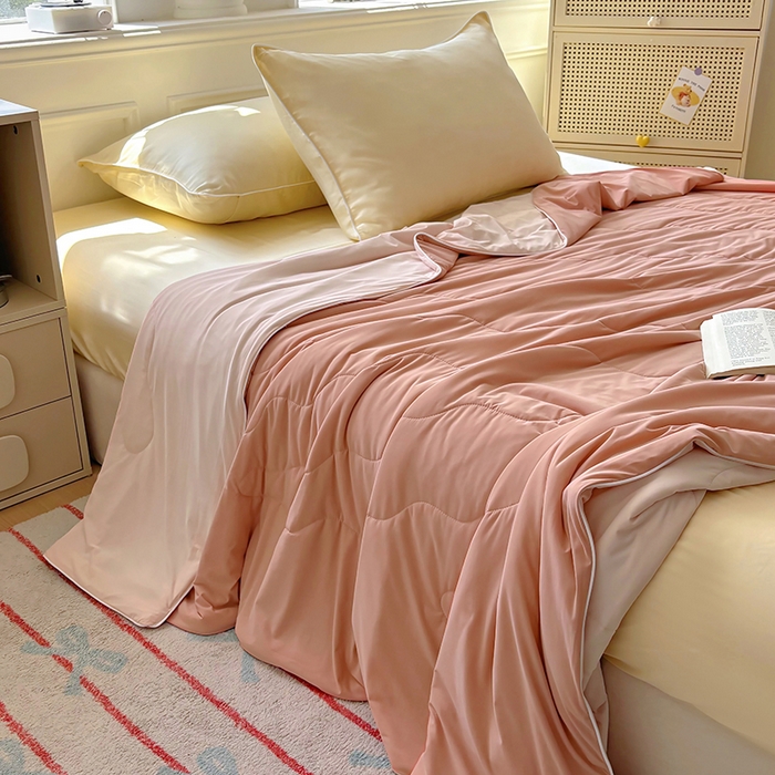 91家纺网 家纺一手货源 找家纺 百寐 2025新款A类160克88%锦纶+12%氨纶锦氨夏被纯色夏凉被空调被 深粉+浅粉