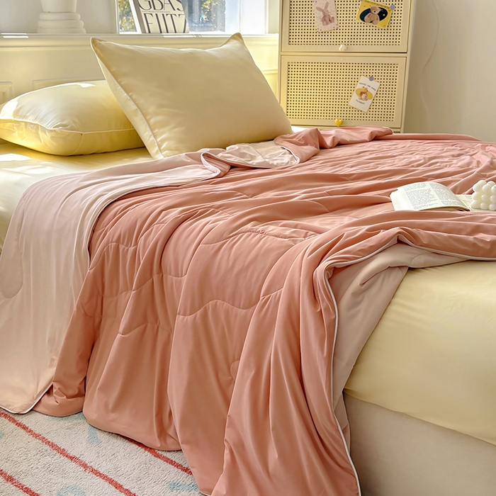 91家纺网 家纺一手货源 找家纺 百寐 2025新款A类160克88%锦纶+12%氨纶锦氨夏被纯色夏凉被空调被 深粉+浅粉