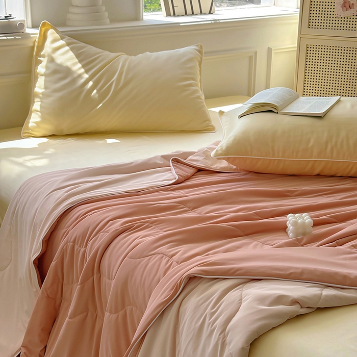 91家纺网 家纺一手货源 找家纺 百寐 2025新款A类160克88%锦纶+12%氨纶锦氨夏被纯色夏凉被空调被 深粉+浅粉