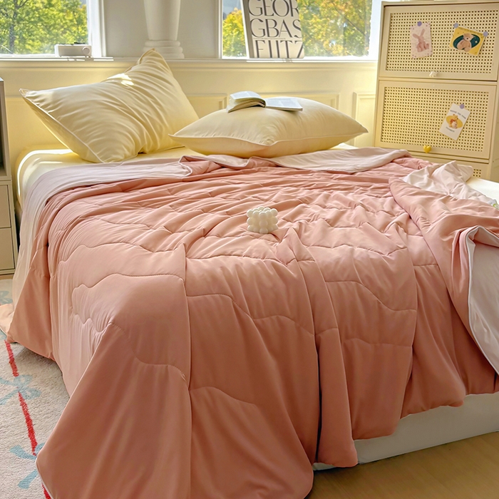 91家纺网 家纺一手货源 找家纺 百寐 2025新款A类160克88%锦纶+12%氨纶锦氨夏被纯色夏凉被空调被 深粉+浅粉