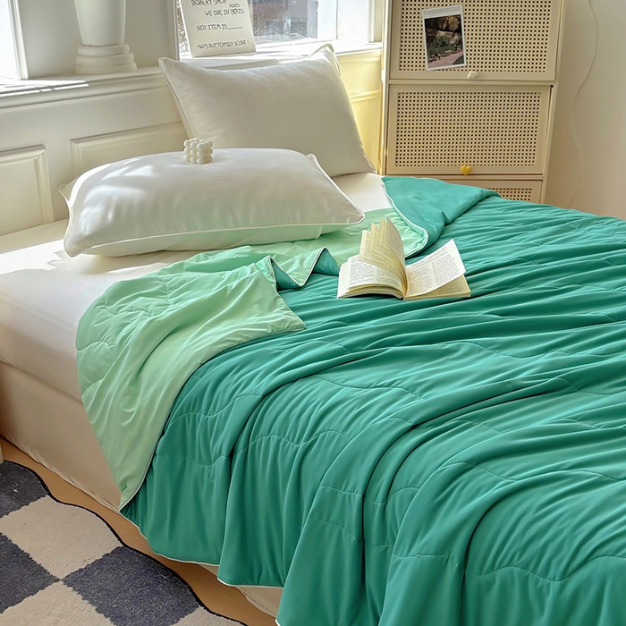 91家纺网 家纺一手货源 找家纺 百寐 2025新款A类160克88%锦纶+12%氨纶锦氨夏被纯色夏凉被空调被 深绿+浅绿