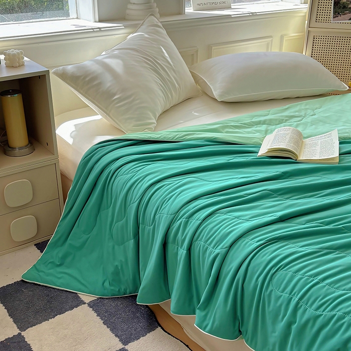 91家纺网 家纺一手货源 找家纺 百寐 2025新款A类160克88%锦纶+12%氨纶锦氨夏被纯色夏凉被空调被 深绿+浅绿