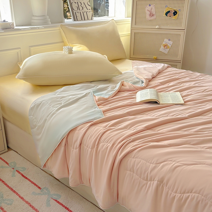 91家纺网 家纺一手货源 找家纺 百寐 2025新款A类160克88%锦纶+12%氨纶锦氨夏被纯色夏凉被空调被 香槟粉+浅灰