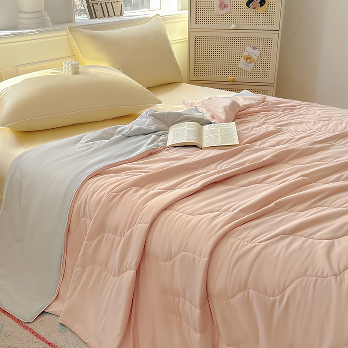 91家纺网 家纺一手货源 找家纺 百寐 2025新款A类160克88%锦纶+12%氨纶锦氨夏被纯色夏凉被空调被 香槟粉+浅灰