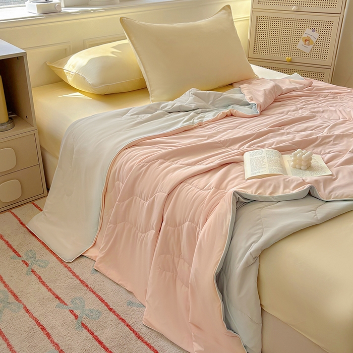 91家纺网 家纺一手货源 找家纺 百寐 2025新款A类160克88%锦纶+12%氨纶锦氨夏被纯色夏凉被空调被 香槟粉+浅灰