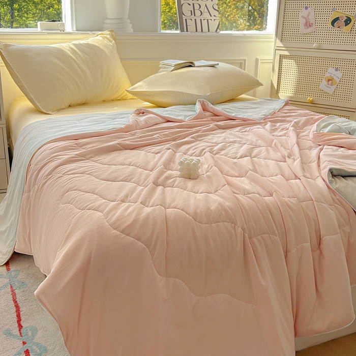 91家纺网 家纺一手货源 找家纺 百寐 2025新款A类160克88%锦纶+12%氨纶锦氨夏被纯色夏凉被空调被 香槟粉+浅灰