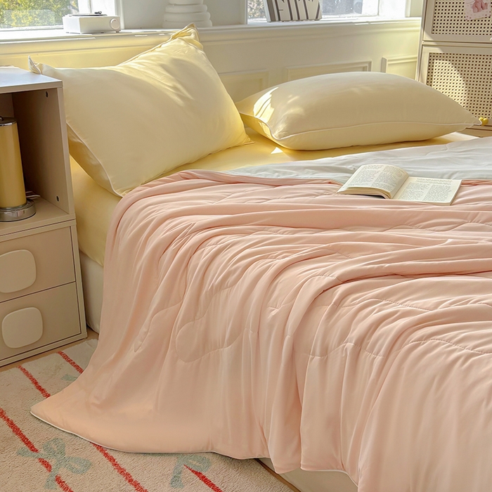 91家纺网 家纺一手货源 找家纺 百寐 2025新款A类160克88%锦纶+12%氨纶锦氨夏被纯色夏凉被空调被 香槟粉+浅灰