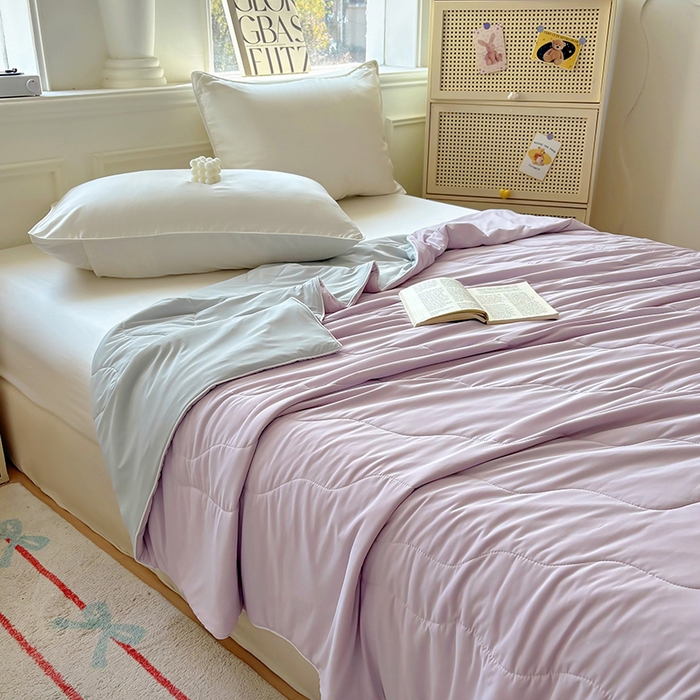 91家纺网 家纺一手货源 找家纺 百寐 2025新款A类160克88%锦纶+12%氨纶锦氨夏被纯色夏凉被空调被 紫+浅灰