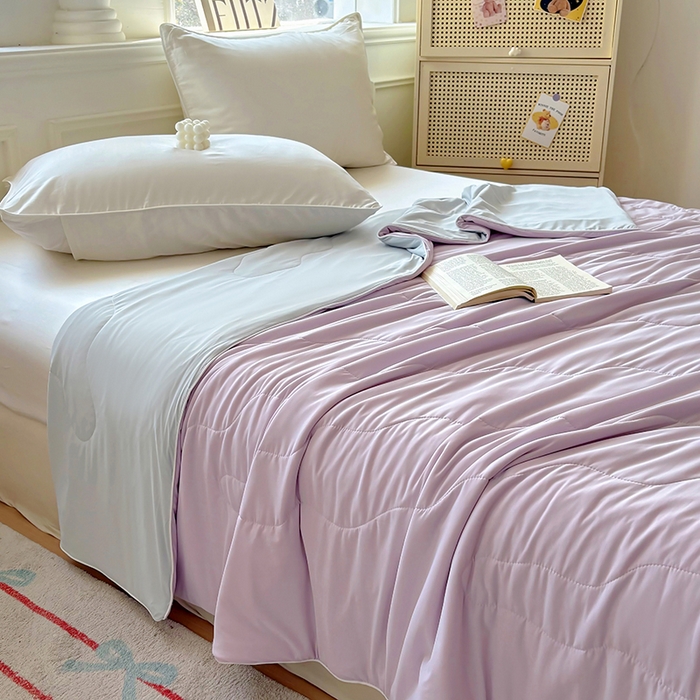 91家纺网 家纺一手货源 找家纺 百寐 2025新款A类160克88%锦纶+12%氨纶锦氨夏被纯色夏凉被空调被 紫+浅灰