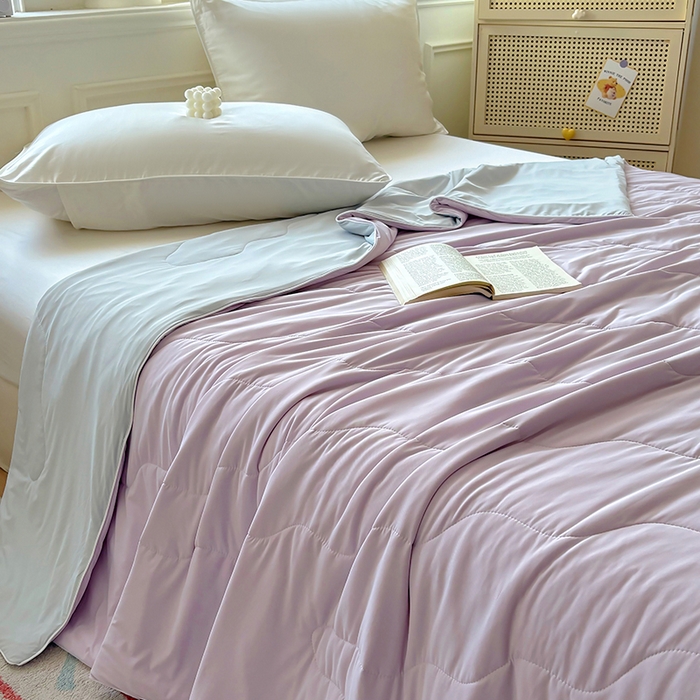 91家纺网 家纺一手货源 找家纺 百寐 2025新款A类160克88%锦纶+12%氨纶锦氨夏被纯色夏凉被空调被 紫+浅灰