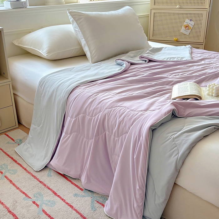 91家纺网 家纺一手货源 找家纺 百寐 2025新款A类160克88%锦纶+12%氨纶锦氨夏被纯色夏凉被空调被 紫+浅灰