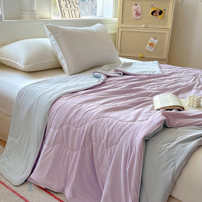 91家纺网 家纺一手货源 找家纺 百寐 2025新款A类160克88%锦纶+12%氨纶锦氨夏被纯色夏凉被空调被 紫+浅灰