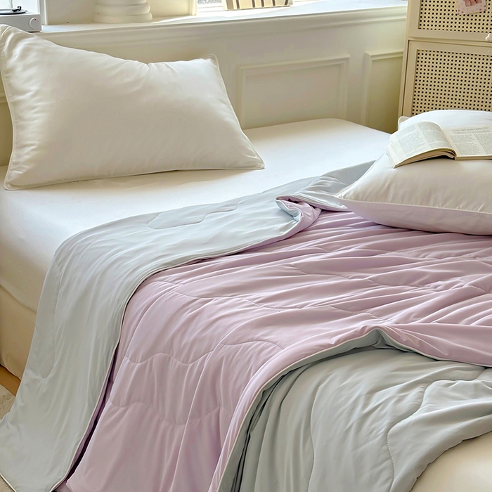 91家纺网 家纺一手货源 找家纺 百寐 2025新款A类160克88%锦纶+12%氨纶锦氨夏被纯色夏凉被空调被 紫+浅灰